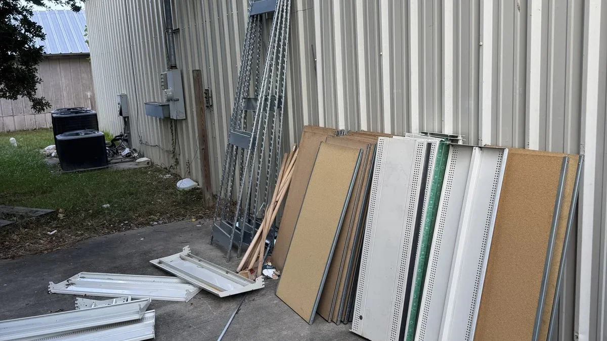 How to Dispose of Paint Cans in Lake Charles